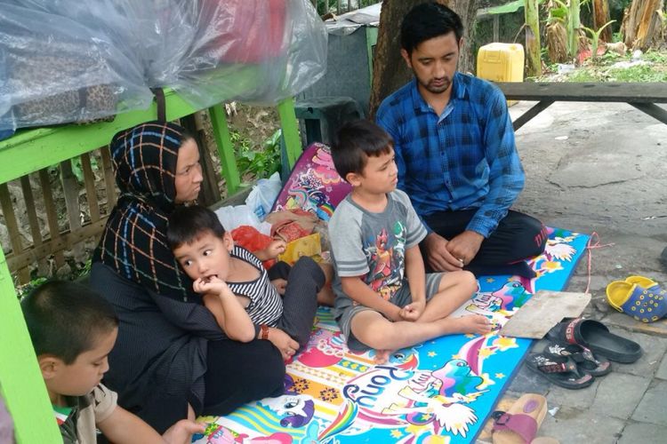 Imigran asal Afganistan M Husein (33) dan keluarganya di tenda di depan kantor Deteksi Imigrasi Semarang, Selasa (7/11/2017).