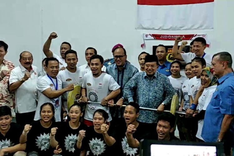 Wakil Presiden Jusuf Kalla ketika ditemui di tempat pemusatan latihan nasional angkat besi di Markas Marinir, Jakarta, Jumat (17/11/2017).