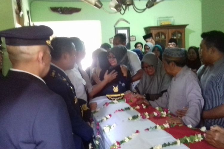 Istri, ibu dan kakak Kolonel Penerbang MJ Hanafie (49) menangis di samping pilot TNI AU yang jatuh saat aerobatik, di kediamannya Perum Dirgantara Blok C-4 nomor 37 Kota Malang, Rabu (21/3/2018).