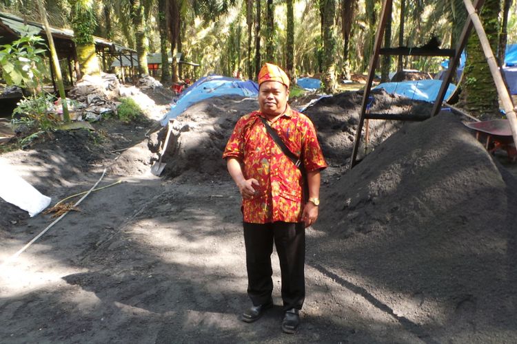 Supari, Ketua Kelompok Tani Mekar Jaya di Desa Dataran Kempas, berdiri di tempat pengolahan limbah sawit yang siap dijadikan pupuk kompos, Kamis (3/5/2018). Pupuk olahan kelompoknya kini menghasilkan Rp 1 miliar.