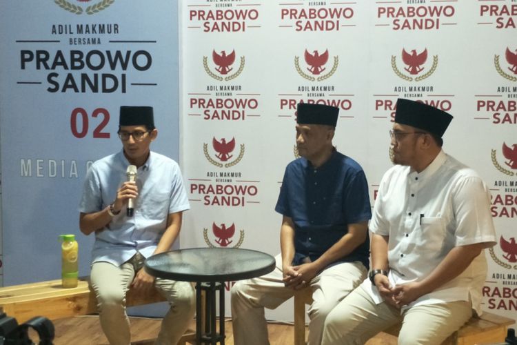 Calon wakil presiden nomor urut 02 Sandiaga Uno, Koordinator Juru Bicara BPN Dahnil Anzar Simanjuntak dan pengasuh Pondok Pesantren Al-Farros, KH Irfan Yusuf , saat menggelar konferensi pers di di media center Prabowo-Sandiaga, jalan Sriwijaya, Jakarta Selatan, Kamis (1/11/2018).