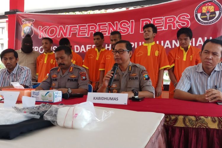 Ditresnarkoba Polda Kepri berhasil menangkap dua tersangka kurir 1,7 Kg sabu dan 2.331 butir pil ekstasi asal Malaysia yang akan diserahkan tersangka HZ kepada pemesannya di Batam melalui koordinasi tersangka RD. Selasa (6/11/2018) 