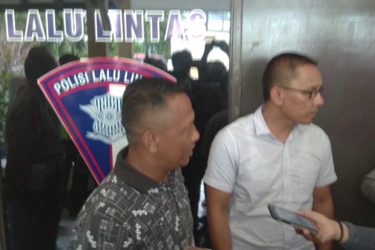 Agus (kiri), polisi gadungan yang memeras warga dengan modus tilang dibekuk polisi, Jumat (14/12/2018).

