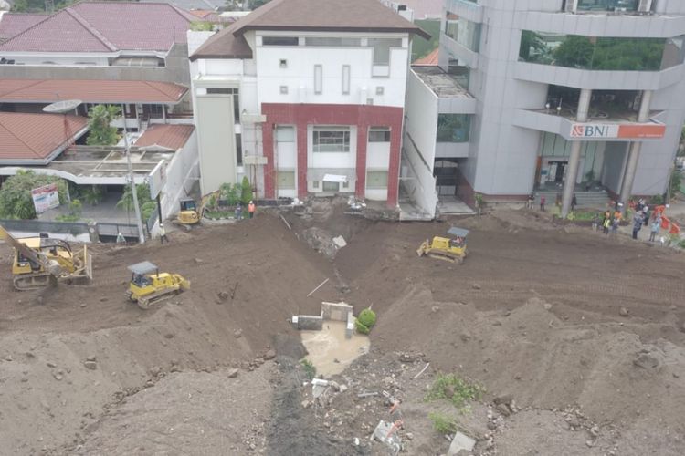 Jalan Raya Gubeng Surabaya sudah mulai tersambung setelah diberi tumpukan pasir, Minggu (23/12/2018). Tahapan selanjutnya adalah pemasangan site pile untuk penguatan dan pengamanan tanah.