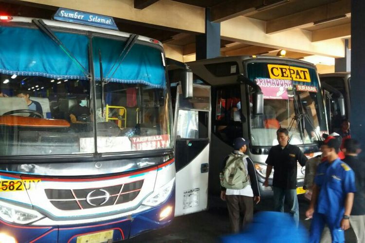 Bus angkutan kota antar provinsi (AKAP) di terminal penumpang tipe A Tirtonadi Solo, Jawa Tengah, Rabu (30/5/2018).