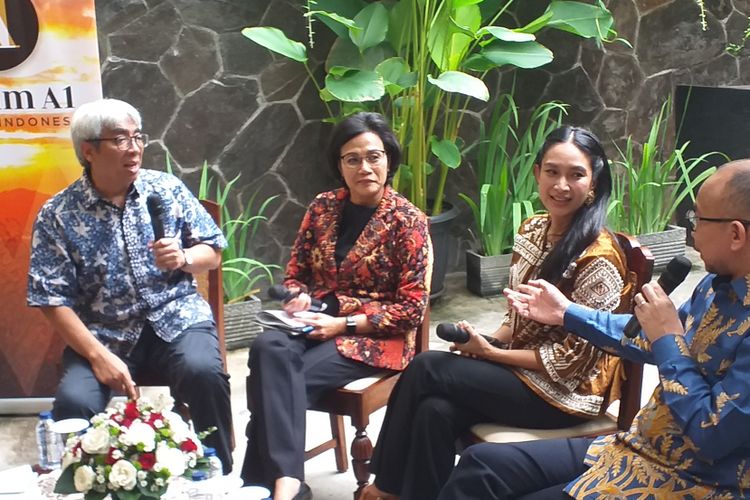 Sosiolog Imam Prasodjo, Menteri Keuangan Sri Mulyani, artis Happy Salma, dan ekonom Chatib Basri dalam diskusi di Jakarta, Selasa (22/1/2019).