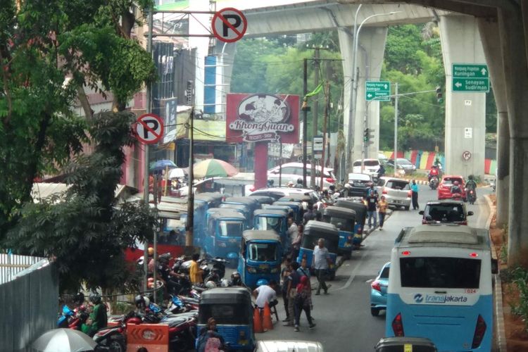 Bajaj mengokupasi trotoar Pasar Mayestik, Jakarta Selatan, Jumat (12/10/2018).