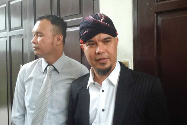Ahmad Dhani (kanan) berada di Pengadilan Negeri Jakarta Selatan, Senin (3/9/2018), untuk menjalani sidang kasus dugaan ujaran kebencian.