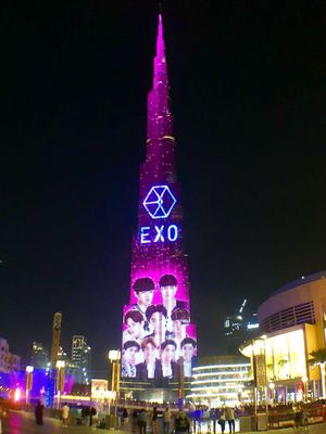 Wajah para member serta logo EXO menghiasi gedung pencakar langit Burj Khalifa, Dubai, pada Juli 2018.