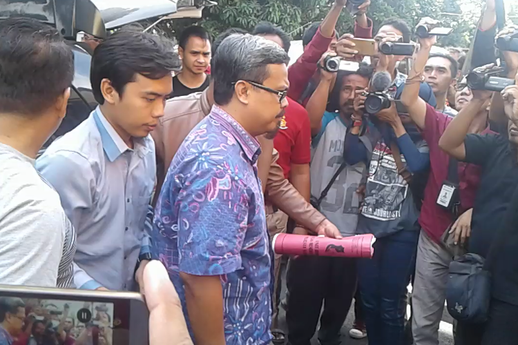 Dua tersangka baru kasus penipuan dan penggelapan PT Utsmaniyah Hannien Tour tiba di Solo, Jawa Tengah, Jumat (5/1/2018).