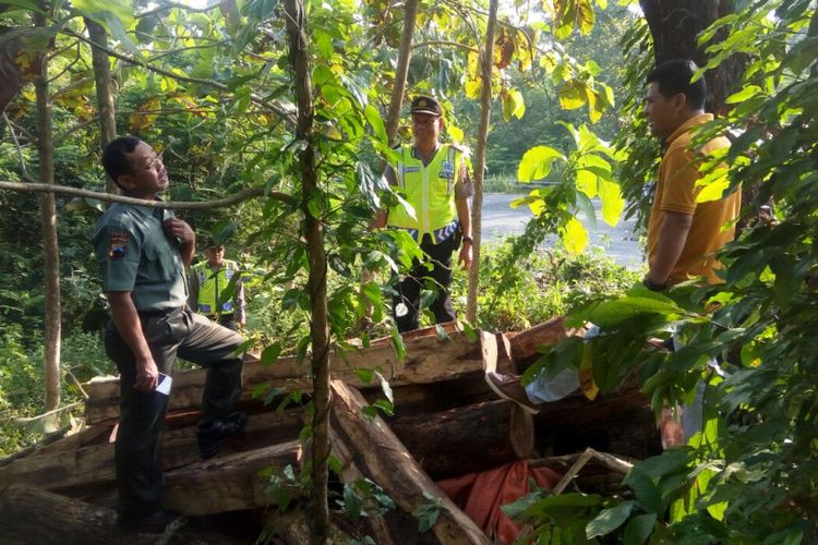Petugas Perhutani KPH Gundih, Kabupaten Grobogan, Jateng, menunjukkan puluhan kayu sonokeling hasil pencurian yang diangkut menggunakan armada truk, Senin (23/4/2018).?