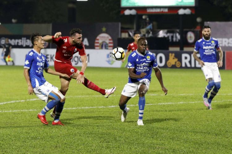 Pemain Persija Jakarta Marko Simic (kedua dari kiri) menendang bola pada laga liga 1 2018 di Stadion PTIK, Jakarta, Sabtu (30/6/2018). Persija berhasil menaklukan Persib dengan skor 1-0.