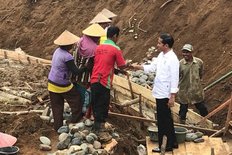 Presiden Joko Widodo saat meninjau pembangunan embung desa di Nagari Sitiung, Kabupaten Dharmasraya, Sumatera Barat, Rabu (7/2/2018).