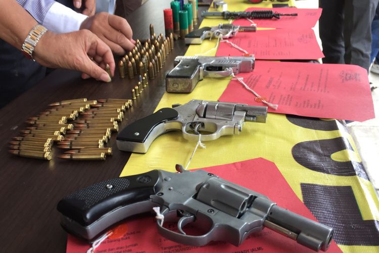 Satuan Reserse Kriminal Polres Metro Tangerang menggelar barang bukti dari pengungkapan kasus perdagangan senjata api ilegal, Kamis (27/7/2017). Kasus ini melibatkan jaringan perakit senjata api di Jakarta dan sekitarnya.