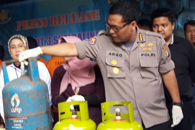 Elpiji oplosan yang diamankan polisi dari tangan para pengoplos di Cilangkap, Jakarta Timur, Selasa (22/1/2019)