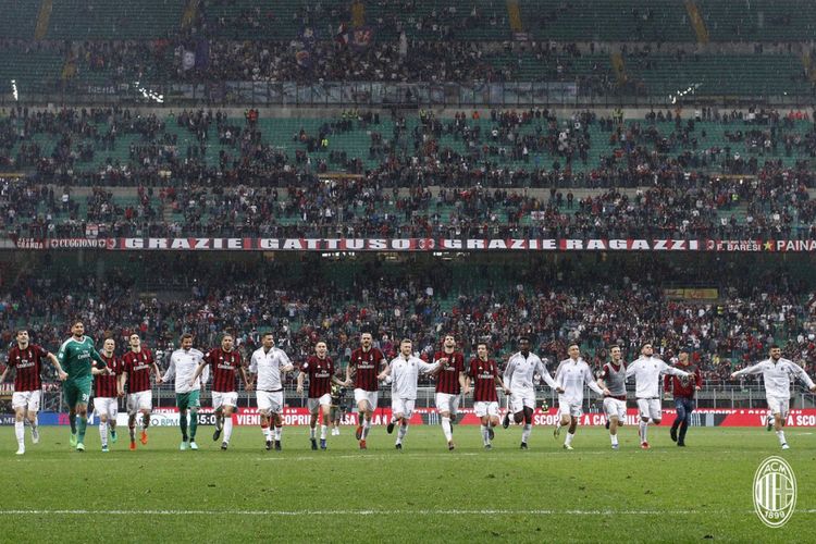 Para pemain AC Milan membalas dukungan publik San Siro seusai laga versus Fiorentina, 20 Mei 2018.