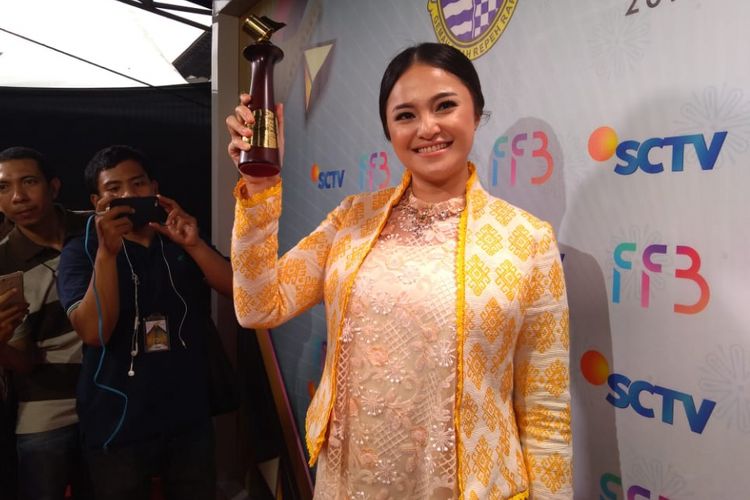 Artis peran Marshanda meraih pemeran wanita terpuji serial televisi dalam Festival Film Bandung (FFB) di Gedung Sate Bandung, Sabtu (24/11/2018). 