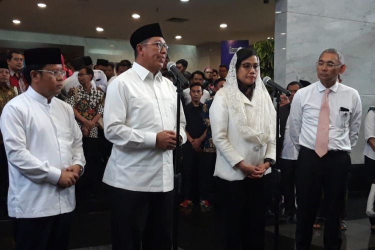 Menteri Agama Lutman Hakim Saifuddin dan Menteri Keuangan Sri Mulyani Indrawati ketika memberikan penjelasan kepada awak media mengenai Beasiswa Santri di kawasan Kementerian Agama, Senin (12/11/2018).