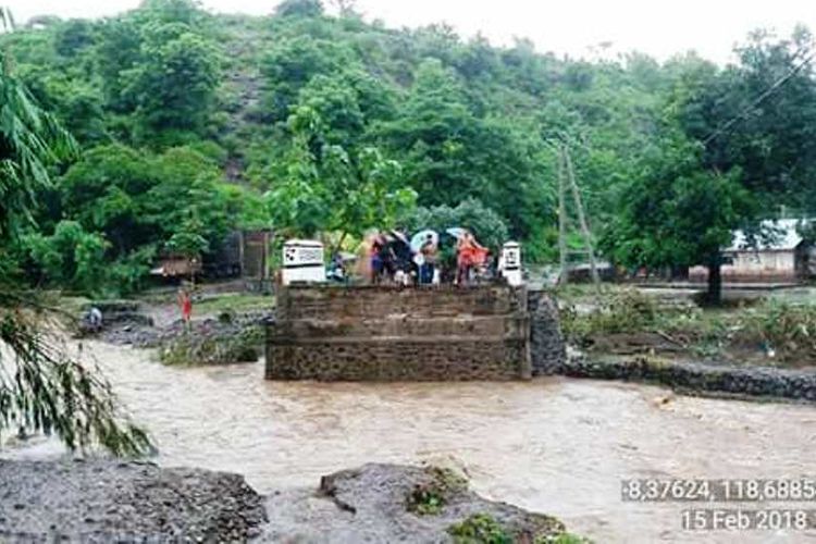 Kondisi jembatan yang hanyut terseret banjir di Kecamatan Soromandi, Kabupaten Bima, Kamis (15/02/2018)