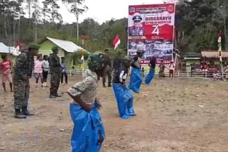 Anak-anak suku terasing Mausu Ane di pedalaman Pulau Seram Maluku ikut lomba lompat karung saat perayaan Hari Kemerdekaan RI ke-74 di perkampungan mereka, Sabtu (17/8/2019)