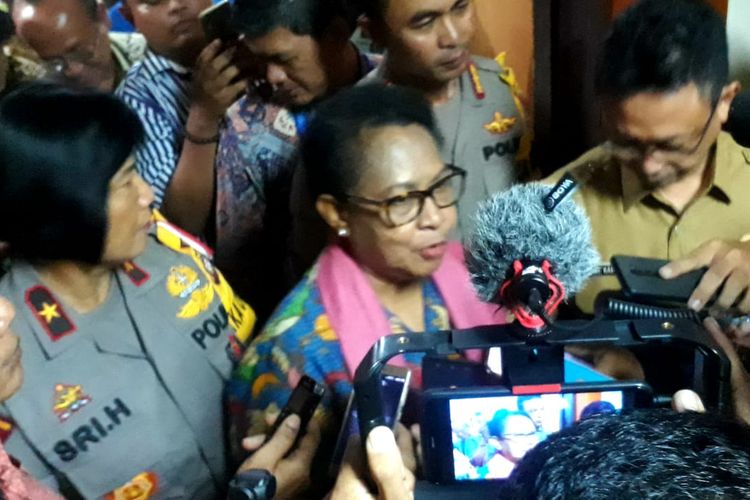 Menteri Pemberdayaan Perempuan dan Perlindungan Anak Yohana Susana Yembise, usai bertemu korban dan ketiga pelaku di Pontianak, Kalimantan Barat, Senin (15/4/2019). 