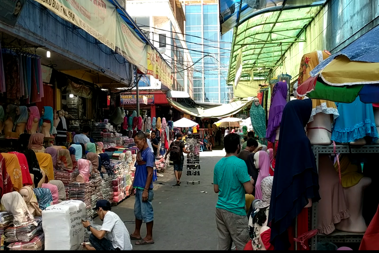 Pasar Tanah Abang di Jakarta Pusat dibuka kembali, Jumat (24/5/2019), setelah sempat ditutup menyusul kerusuhan yang terjadi kawasan sekitarnya pada Selasa dan Rabu lalu.  