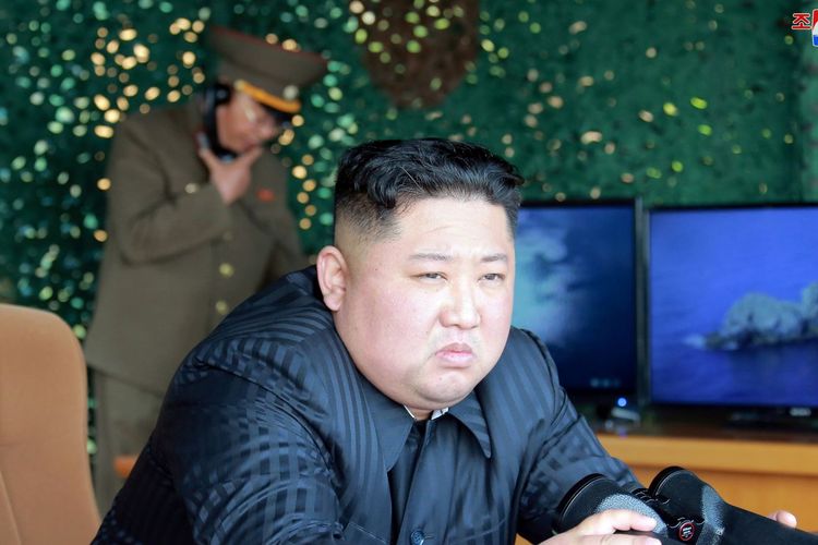 Pemimpin Korea Utara Kim Jong Un ketika menyaksikan uji coba rudal terbaru yang berlangsung pada awal Mei 2019.