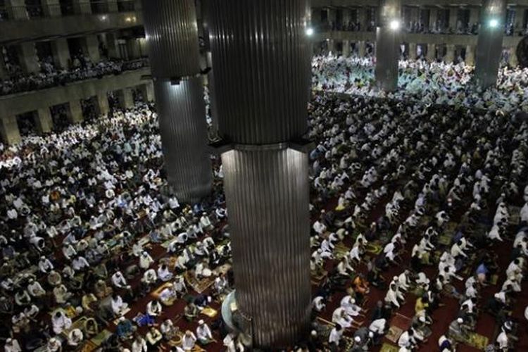 Ribuan umat muslim melakukan Sholat Idul Fitri 1434 Hijriah di Masjid Istiqlal, Jakarta Pusat, Kamis (8/8/2013). Umat Islam merayakan Hari Raya Idul Fitri setelah sebulan menjalankan ibadah puasa.
