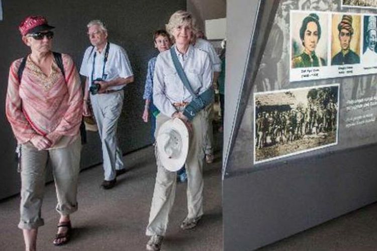 Turis dari kapal pesiar Noble Caledonia yang lego jangkar di lepas Pantai Ulee Lheue mengunjungi Museum Tsunami, Banda Aceh, Kamis (6/2/2014). Sebanyak 120 turis dari kapal tersebut melakukan city tour mengunjungi sejumlah situs sejarah dan tsunami di Kota Banda Aceh selama enam jam. Tahun 2013 hingga Februari 2014 tercatat 16 kapal pesiar singgah di perairan Aceh dengan kapasitas 120 hingga 500 penumpang.