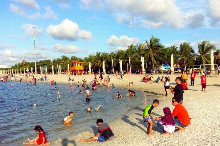 Pantai Lagoon berpasir putih jadi destinasi wisata baru yang pas untuk liburan bersama keluarga.