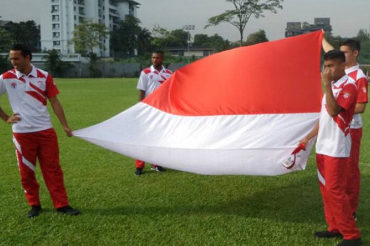 Ezra Walian dan pemain timnas U-22 Indonesia melaksanakan upacara bendera di Lapangan Kelab Aman, Lorong Damai, Kuala Lumpur, Malaysia, pada Kamis (17/8/2017).