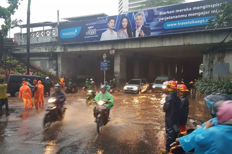 Genangan di underpass Dukuh Atas, Senin (11/12/2017).