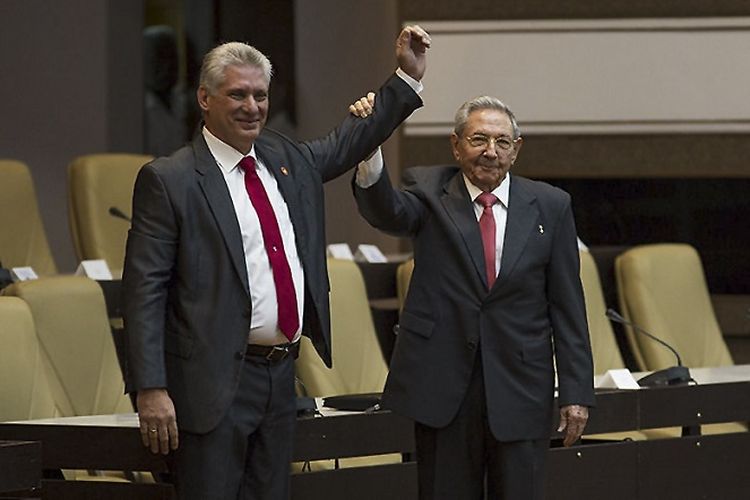 Raul Castro mengangkat lengan presiden baru Kuba Miguel Diaz-Canel setelah Dewan Nasional resmi mengangkat politisi berusia 57 tahun itu sebagai presiden di Havana, Kamis (19/4/2018). 