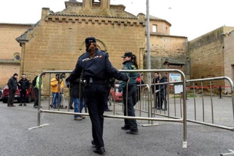 Petugas memasang pagar pengamanan di Biara Sijena, Huesca (11/12/2017)