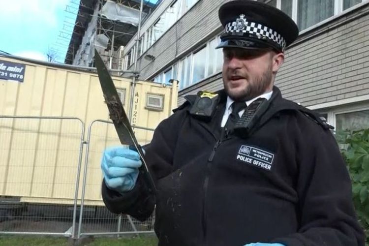 Seorang polisi London menunjukkan sebilah pisau yang disembunyikan di kawasan selatan ibu kota Inggris tersebut.