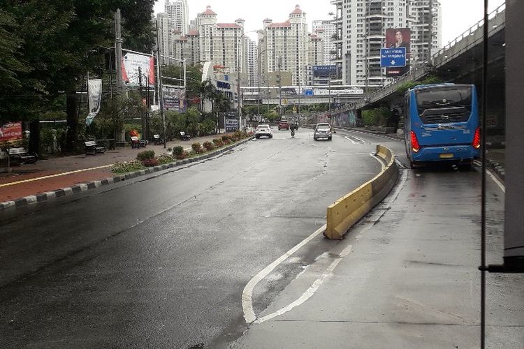 Jalan S. Parman, Tomang, Jakarta Barat yang biasanya menjadi titik kemacetan tampak lengang pada Selasa (1/1/2019). 