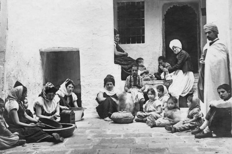 Foto yang menunjukkan orang-orang Yahudi asal Aljazair. Pemerintah Jerman telah secara resmi mengakui para Yahudi yang menjadi korban kekejaman sekutu Nazi di Aljazir.