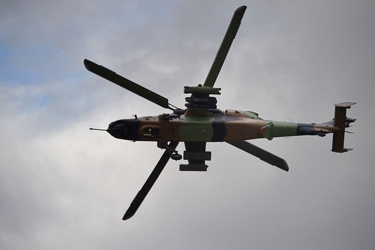 Helikopter tempur tipe Tiger milik angkatan udara Perancis terbang saat presentasi kekuatan militer di Institut Penelitian Lanjutan Pertahanan Nasional Perancis (IHEDN) pada 19 Oktober 2017.