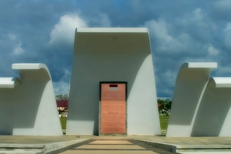 Monument Thanks To The World sebagai tanda terima kasih masyarakat Aceh kepada relawan yang telah datang dari berbagai belahan dunia saat Tsunami Aceh 2004 lalu terjadi.