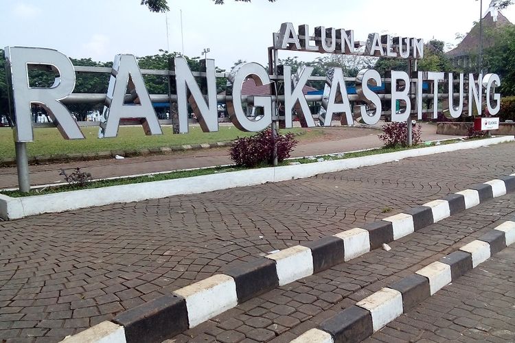 Alun-alun Rangkasbitung dikeliling gedung pemerintahan juga masjid agung, penjara, serta rumah dan perpustakaan untuk menghormati Multatuli.