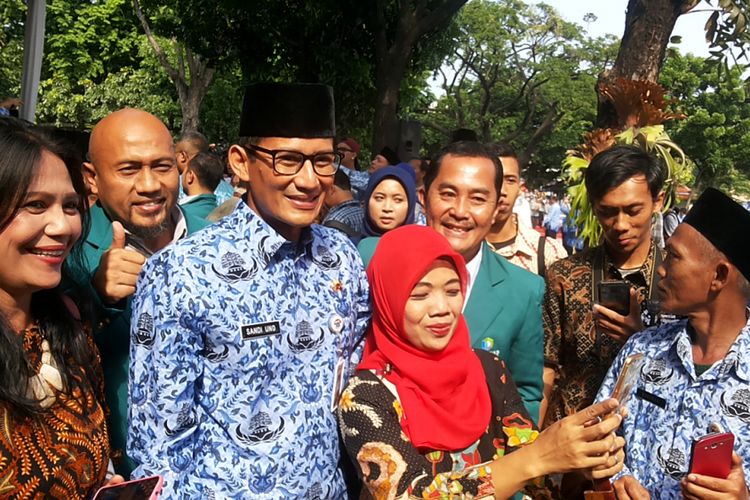 Wakil Gubernur DKI Jakarta Sandiga Uno berfoto bersama para PNS DKI usia mengikuti Upacara Peringatan Hari Sumpah Pemuda di Lapangan IRTI Monas, Jakarta Pusat, Senin (30/10/2017) 