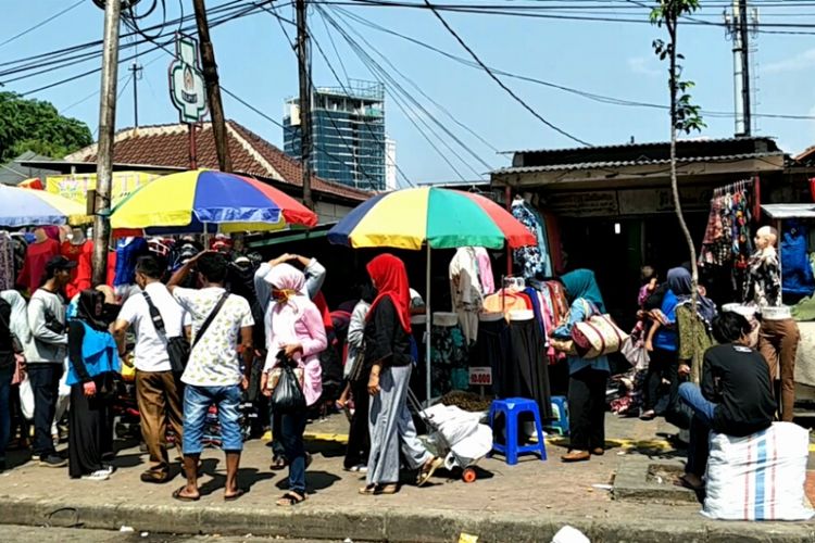 Pedagang kaki lima (PKL) mengokupasi jalur pedestrian di Pasar Tanah Abang, Jakarta Pusat, Senin (30/10/2017).