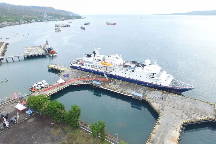 Kapal Pesiar MV  Silver Discoverer bersandar di Pelabuhan Tanjungwangi Banyuwangi Jumat (24/11/2017) dengan membawa 182 orang penumpang yang terdiri dari wisatawan dan juga crew kapal