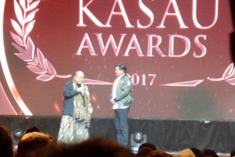 Kepala Staf TNI Angkatan Udara Marsekal Hadi Tjahjanto menerima penghargaan MURI di sela acara KSAU Award 2017 di The Kasablanka Jakarta, Sabtu (25/11/2017).