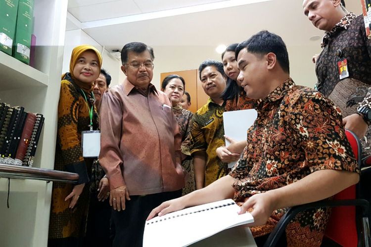 Wapres Jusuf Kalla usai membuka Rapat Koordinasi Nasional Bidang Perpustakaan dan Peluncuran Perpustakaan Digital Wapres di Gedung Perpustakaan Nasional,Jakarta, Senin (26/03/2018).