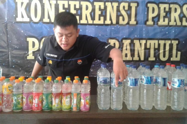 Polisi dari Polres Bantul menunjukkan ratusan botol miras oplosan, Rabu (2/5/2018).
