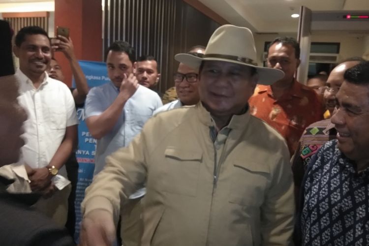 Ketua Umum Partai Gerindra Prabowo Subianto, tiba di bandara El Tari Kupang, Rabu (26/12/2018) malam. 
