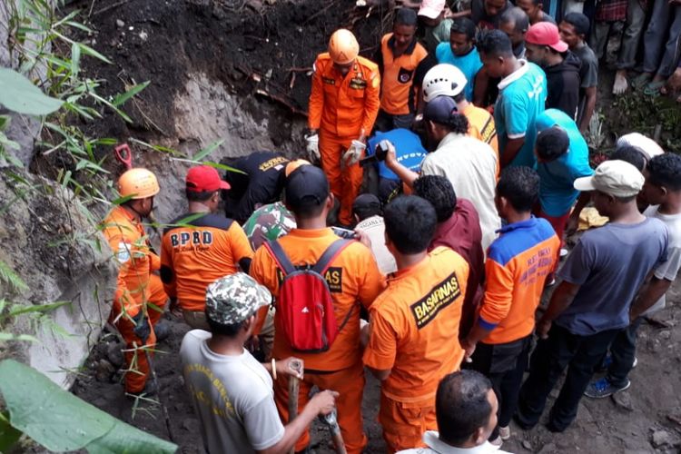 Saat tim gabungan dari Basarnas, Polres, Tagana, dan BPBD Sikka melakukan evakuasi tiga korban tanah longsor penambangan pasir di Sikka, Senin, (7/1/2019)