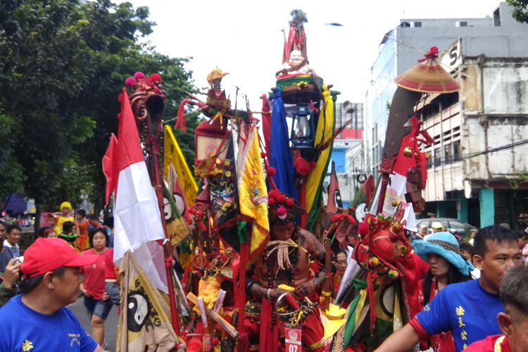 Atraksi tatung, dewa-dewa dari kelenteng dan vihara, barongsai, paskibra, dan atraksi lain memeriahkan acara karnaval Cap Go Meh Jakarta, Minggu (4/3/2018).
