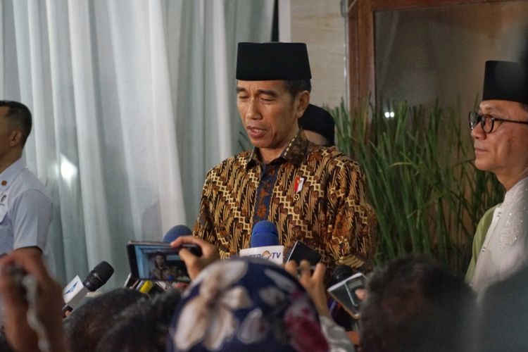 Presiden Joko Widodo saat memberikan keterangan seusai menghadiri acara buka puasa bersama di rumah dinas Ketua MPR RI Zulkifli Hasan, Kompleks Widya Chandra, Jakarta Selatan, Jumat (8/6/2018).